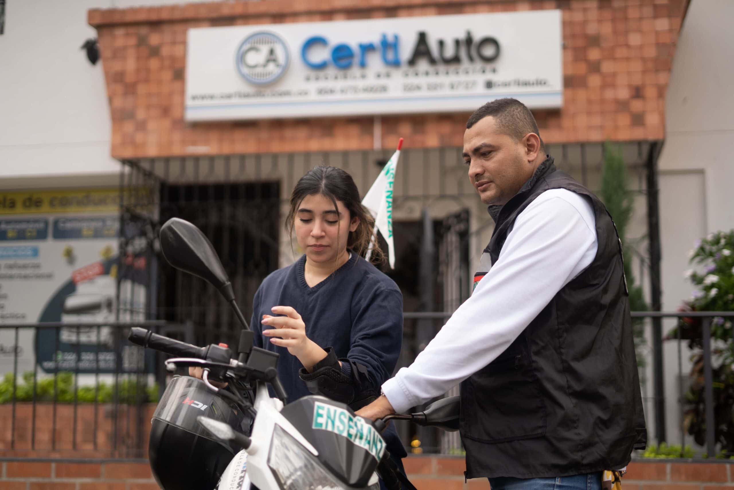 mujer asiste a un curso de manejo de motocicletas de nuestra escuela de conducción